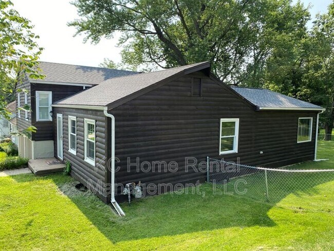 Building Photo - 1519 NE Englewood Rd