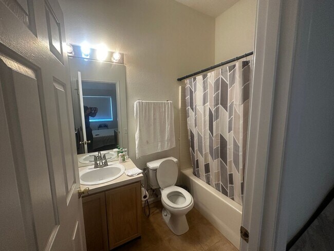 Building Photo - Kensington Lakes 1604
