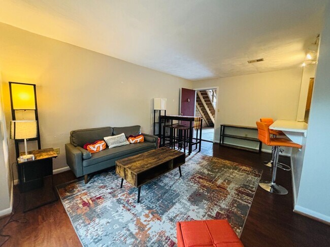 Building Photo - 4 Bedroom 2 Bath Condo