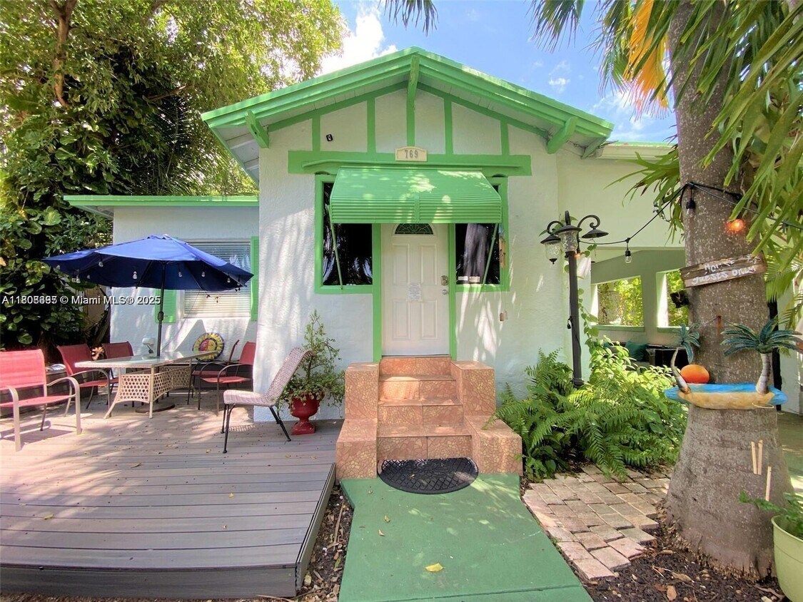Foto principal - 769 NW 10th St