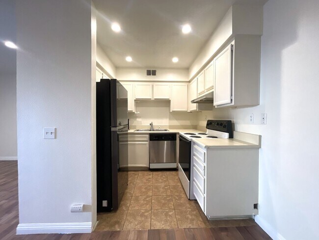 Foto del edificio - COMING SOON! 1 Bed 1 Bath Condo in Palm Sp...