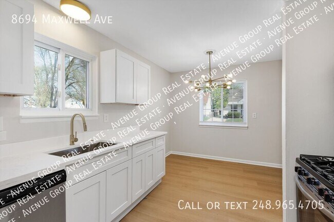 Foto del edificio - 8694 Maxwell Ave