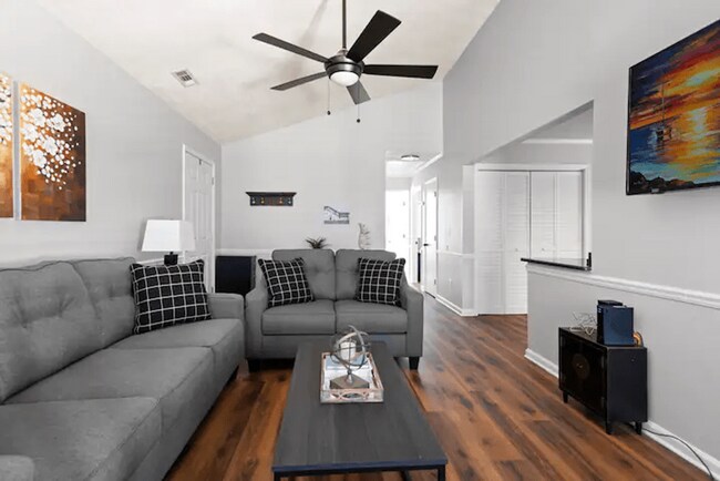 Foto del edificio - 2-Bedroom, 2-Bath Apartment in Fayetteville – Spacious Layout & Great Location!