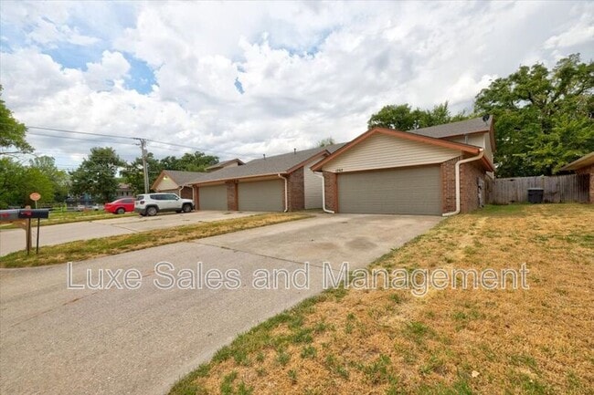 Building Photo - 1707 N Gleason Ave
