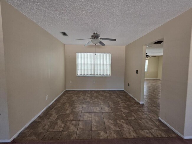 Foto del edificio - 2052 Deltona Blvd
