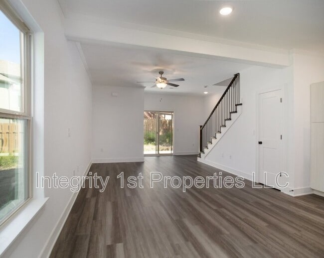 Building Photo - 8831 N Helena Ave