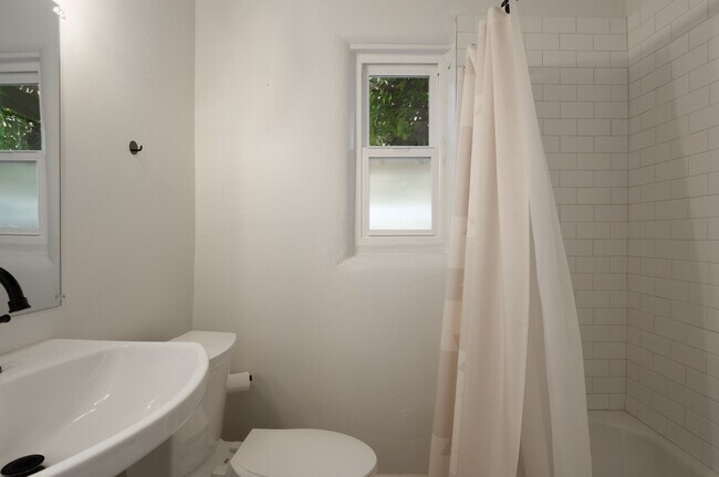 Building Photo - 205 Richmond Dr SE