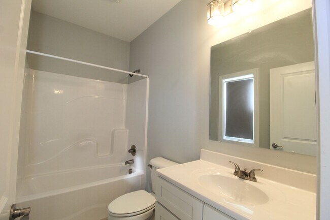 Building Photo - Beautiful 3-Bedroom, 3-Bathroom Townhome N...