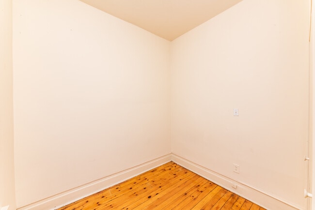 Building Photo - 838 W Cornelia Ave