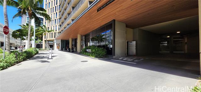 Building Photo - 987 Queen St