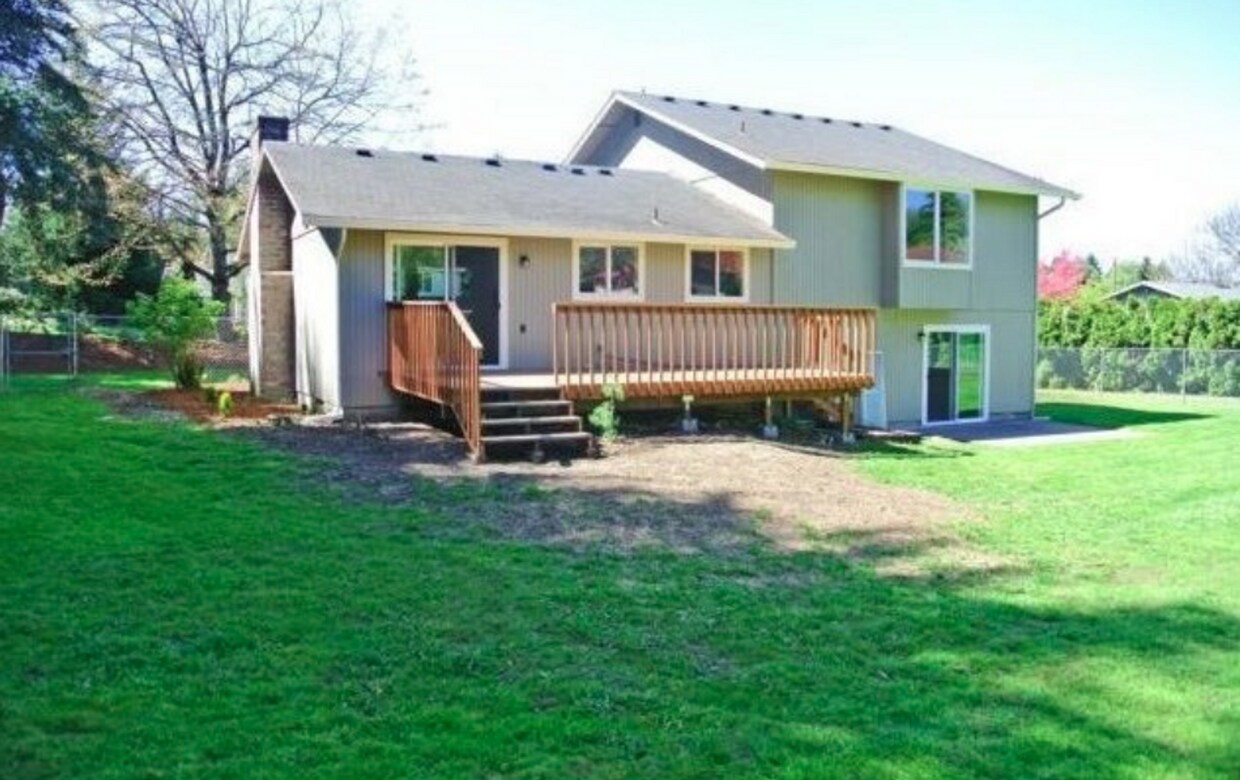 Building Photo - Large Pet Friendly Home with a spacious ya...
