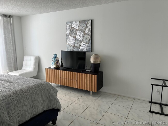 Building Photo - 4020 Galt Ocean Dr