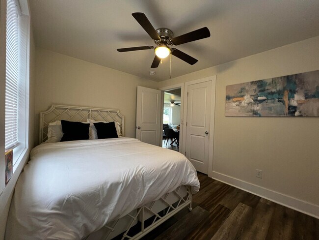 Foto del edificio - 401 Cedar Lane Rd