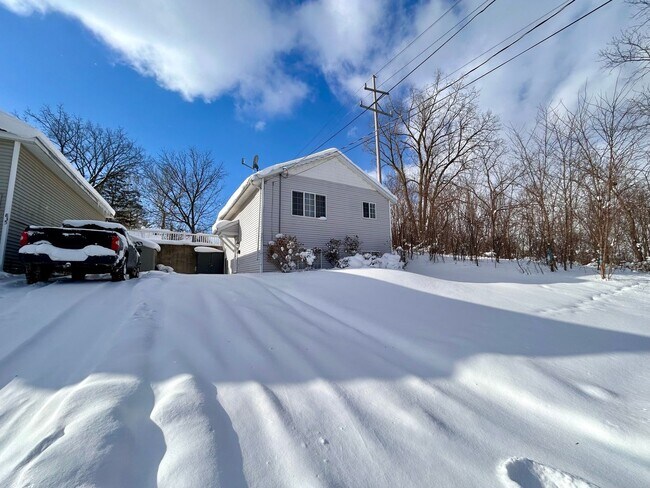Building Photo - 4 Bedroom 2 Story Home in Northeast GR!