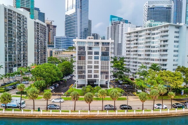Foto del edificio - 1440 Brickell Bay Dr