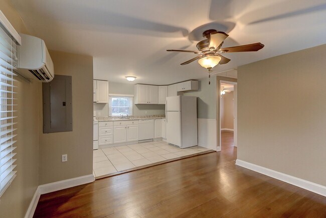 Building Photo - Fenced in yard with private gate entrance!