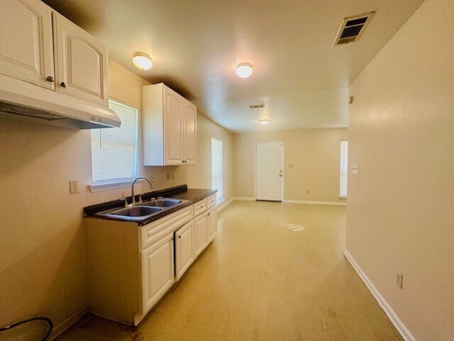 Building Photo - 2563 Weller Ave