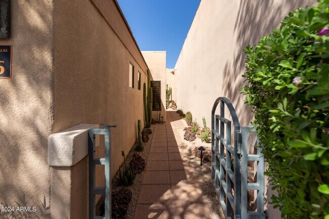 Building Photo - 7740 E Gainey Ranch Rd