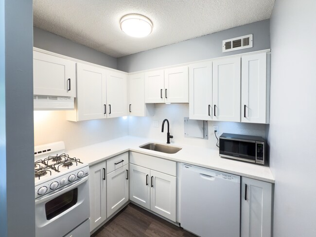 Foto del edificio - 1BR/1BA Condo with a Private balcony, Upda...
