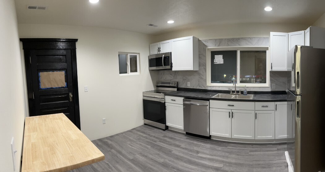 Kitchen - 426 1st St SW