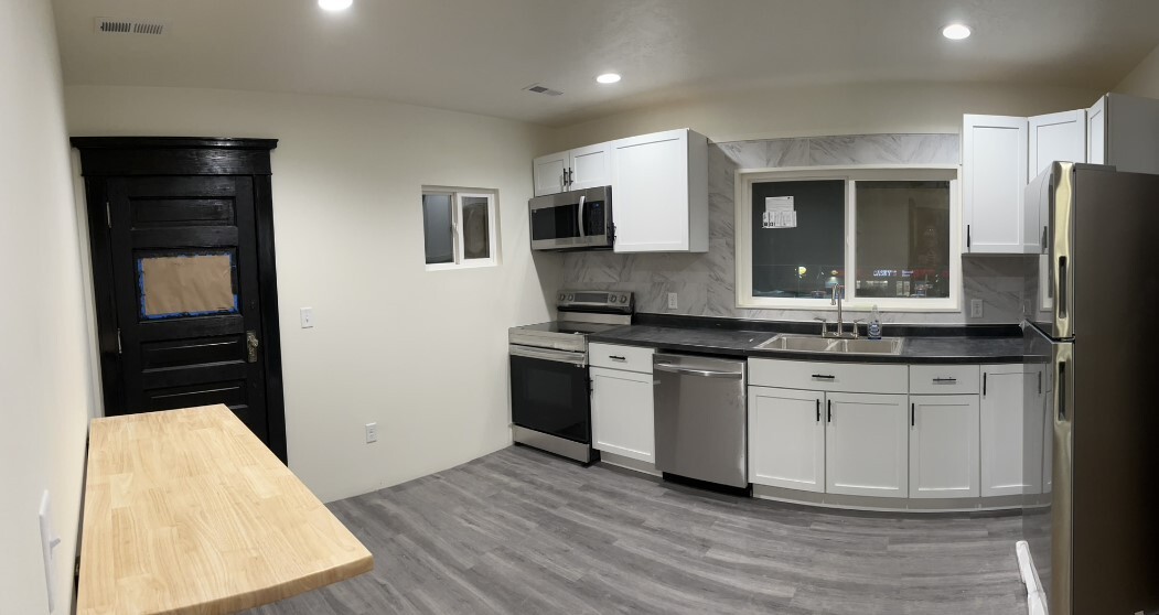 Kitchen - 426 1st St SW