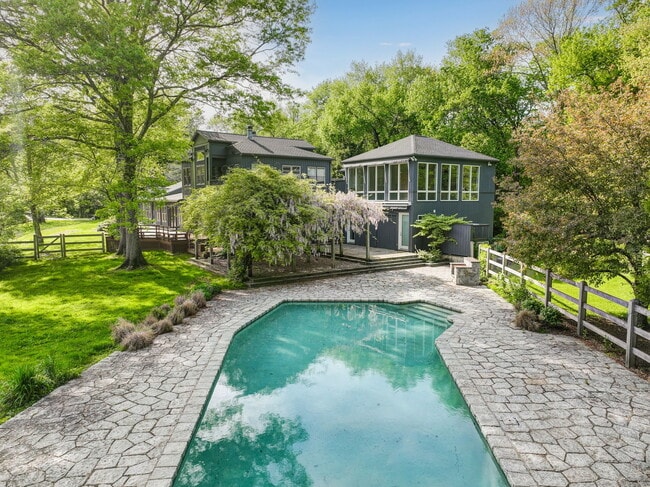 Building Photo - 6 Old Orchard Dr