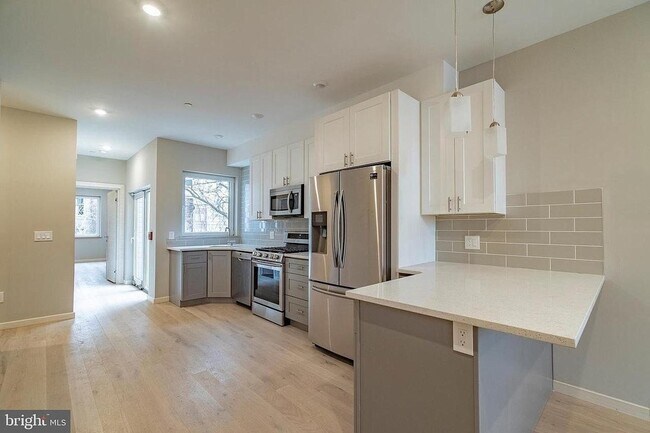 Kitchen - 2110 W Master St