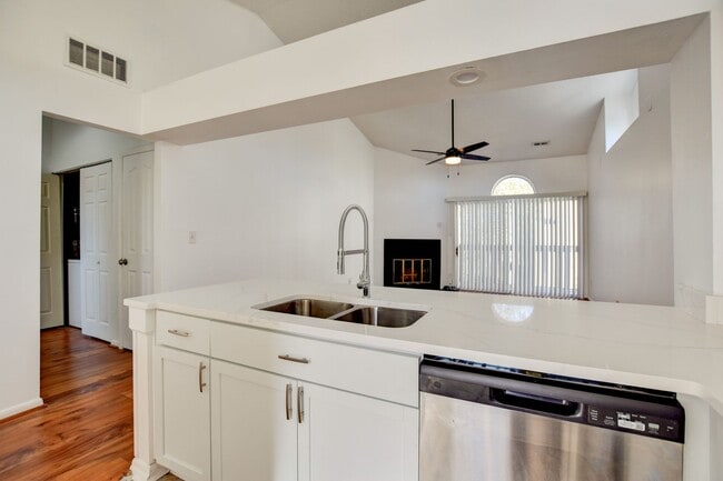 Foto del edificio - 2 Bedroom 1 full bath in Cedar Lakes