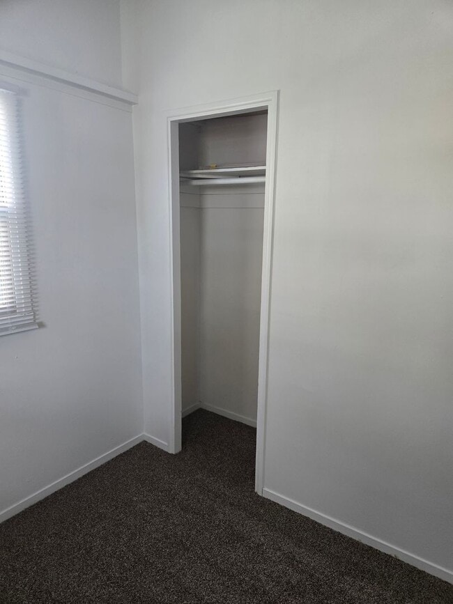 Foto del edificio - 2 Bedroom Home with Fenced Yard & Updated Flooring in Kitchen/Bath