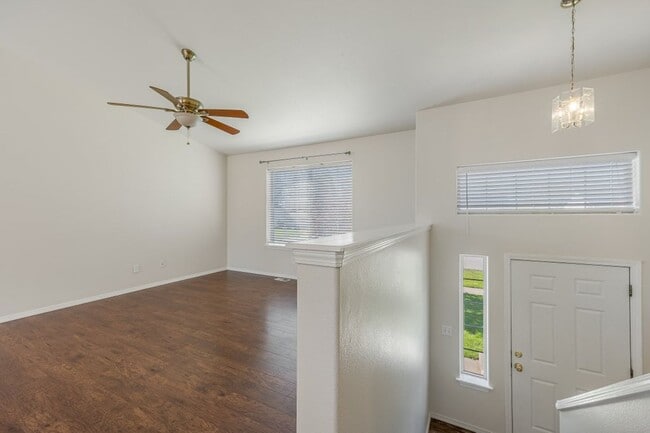 Building Photo - 4 bed 2 bath split level Hayden