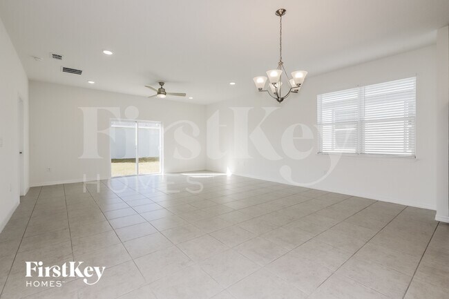 Building Photo - 585 Crown Rose Dr