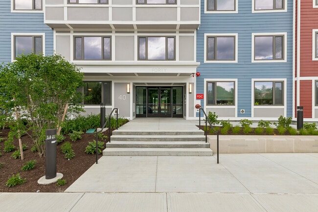 Building Photo - 40 & 50 Great Brook Valley Ave