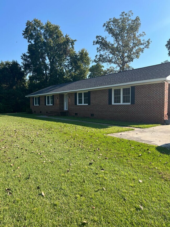 Building Photo - AVAILABLE NOW – Peaceful 3 Bedroom Home on...