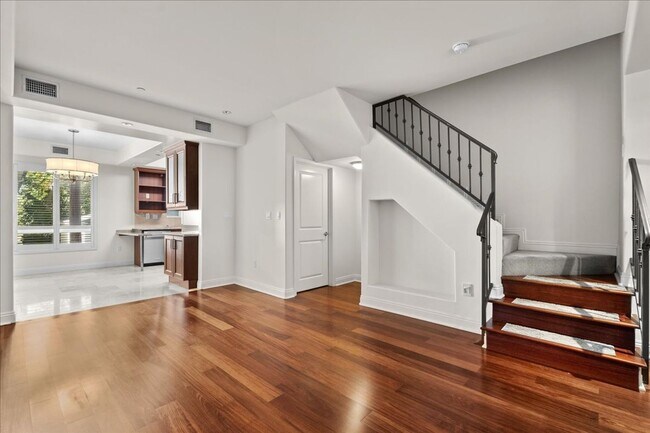 Foto del edificio - Spacious 3-Bedroom Tri-Level Townhome with...