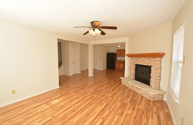 Building Photo - 15459 Border Dr