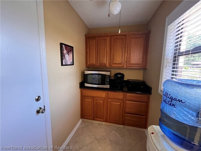Building Photo - 2921 Summer Tree Dr