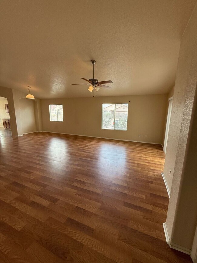 Foto del edificio - 3 bedroom 2 bath rental home with 2 car ga...