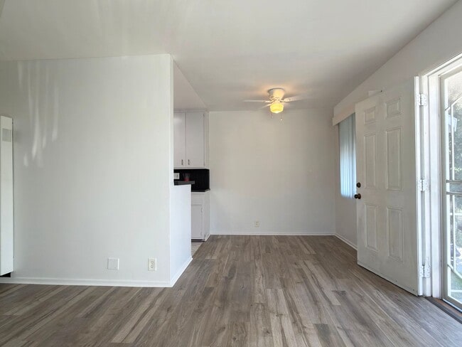 Building Photo - LB0290