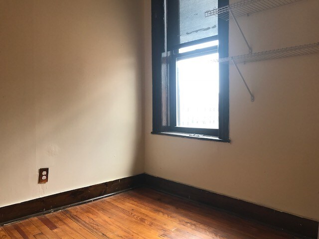 Foto del edificio - 327 Bedford Ave