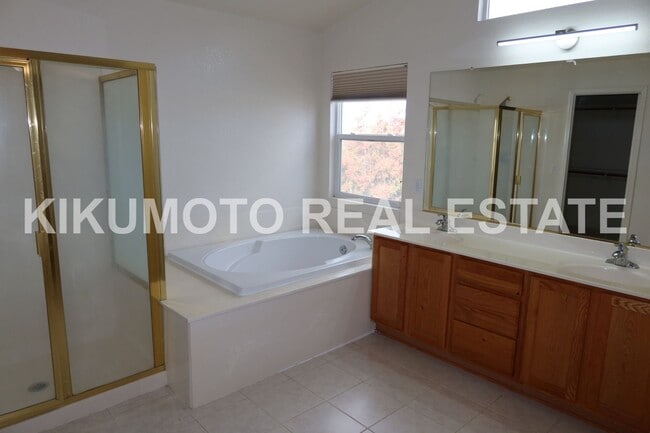 Building Photo - Lakefront 4 bedroom, 3 bath, 3 car  in the Lakeside Community