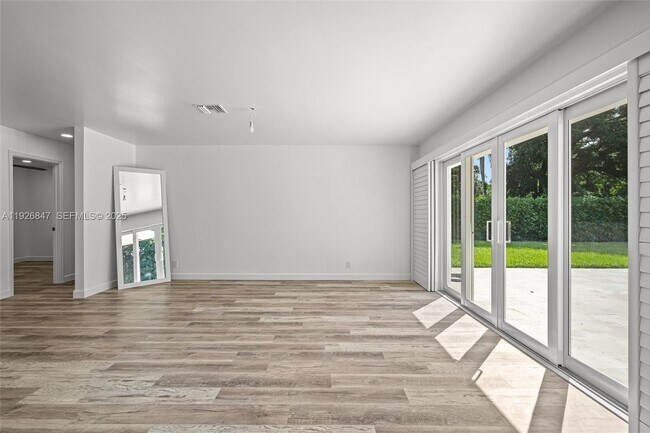 Foto del edificio - 14330 SW 16th St