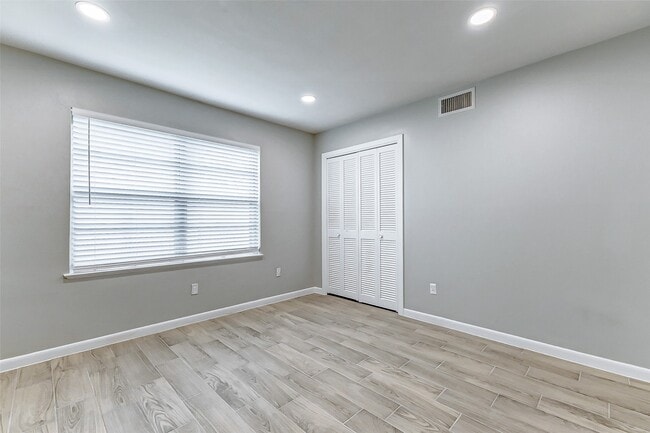 Foto del edificio - 8319 Bellaire Blvd