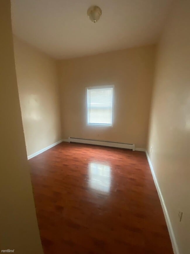 Building Photo - 376 Brooks St