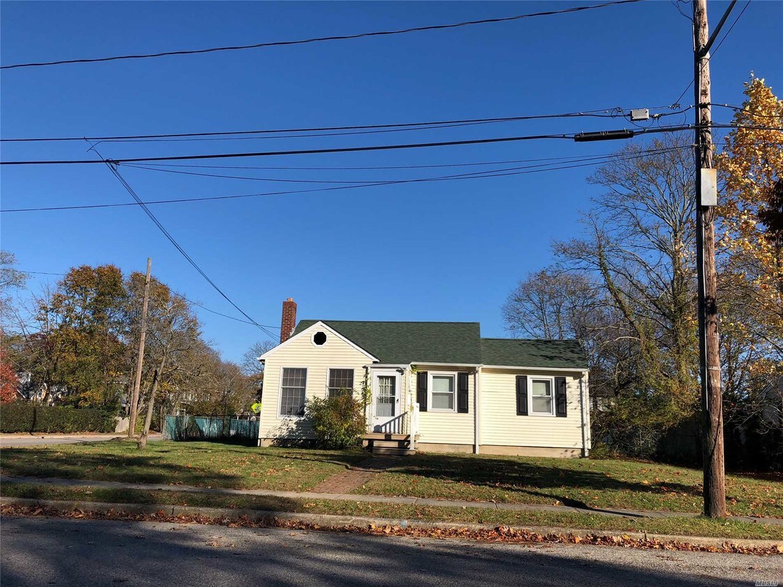 Primary Photo - 29 Circuit Rd