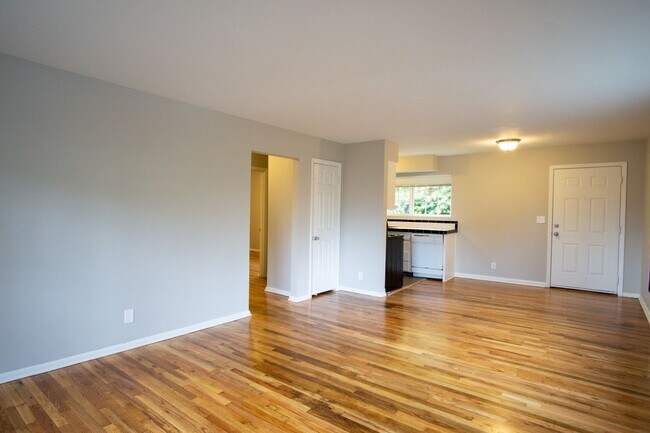 Foto del edificio - John's Landing Corner 2-Bedroom w/ Hardwoo...