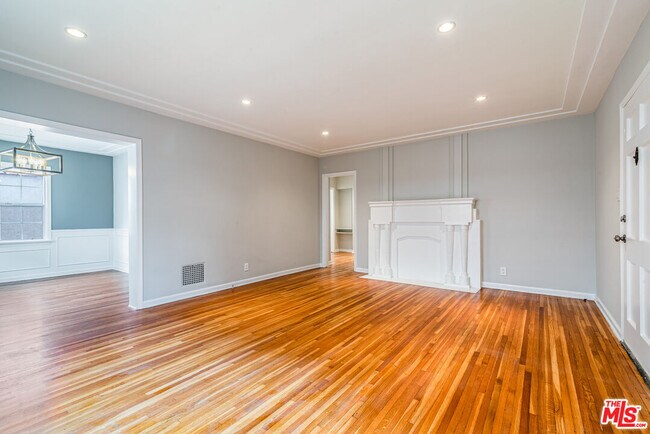 Foto del edificio - 726 1/2 N Edinburgh Ave