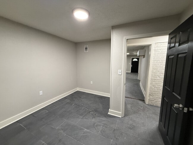 Building Photo - 2379 Saratoga Ave