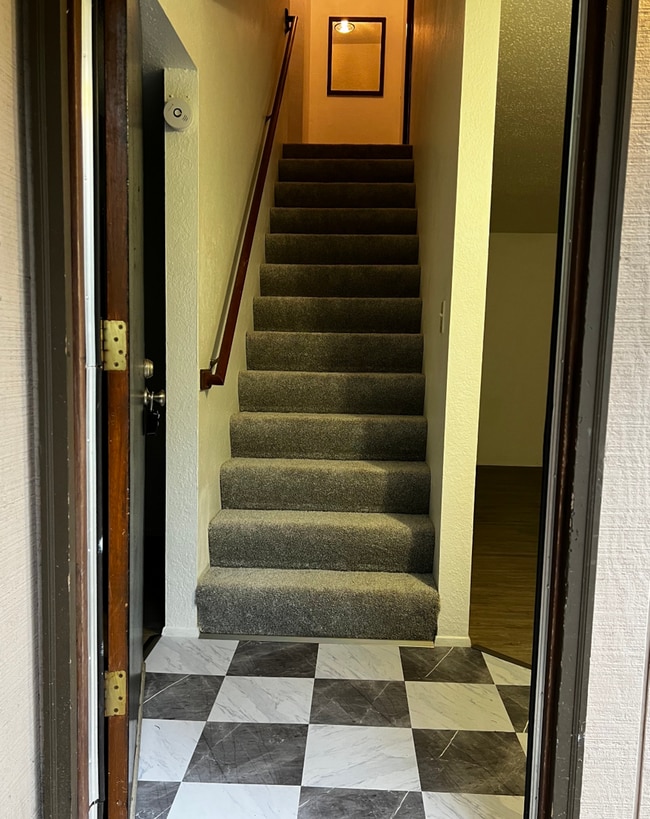 Foto del edificio - 2 Story Duplex Available. HUGE, FENCED YAR...