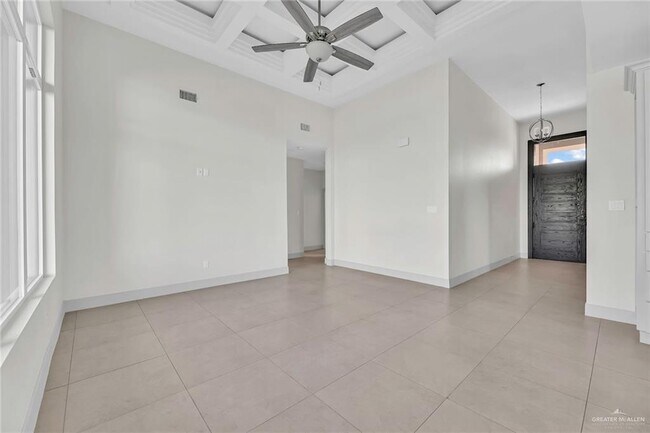 Building Photo - 1202 S Linda St