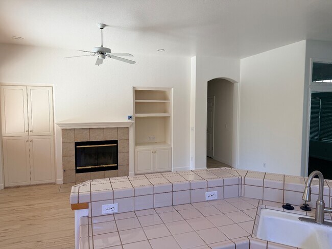 Building Photo - 6200 N Stockdale Dr